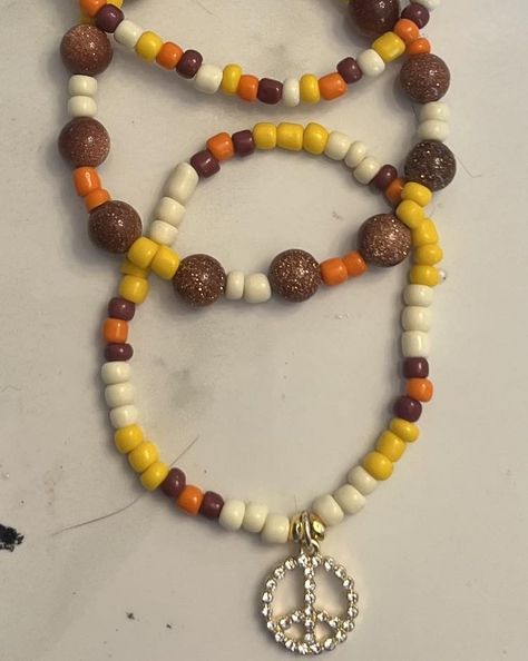 🤎🧡☮️Hippies ☮️🧡🤎 Embrace the spirit of the '60s with our Hippie Vibes Bracelet Stack. Crafted with premium glass beads in vibrant hippie colors and featuring a charming peace sign pendant, this stack is ready to bring back the love child era in style. Perfect for channeling your inner flower child, this bracelet set is ideal for showing off your unique style and spreading peace and love wherever you go. #HippieVibes #60sStyle #PeaceAndLove #HippieJewelry #RetroFashion #FlowerChild #BohoStyl... Small Beaded Bracelets, 60’s Style, Hippie Bracelet, Hippie Life, Hippie Bracelets, Retro Accessories, Hippie Love, Hippie Vibes, Boho Accessories