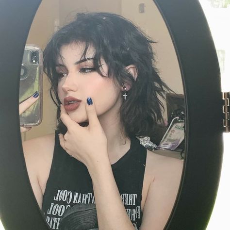 Rockstar Haircut, Gender Fluid Haircuts, Rockstar Makeup, Rockstar Hairstyles, 2023 Makeup, Androgynous Hair, Short Grunge Hair, Short Dark Hair, Haircut Style