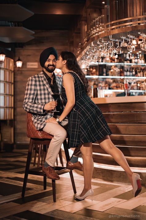 Bar Pre Wedding Photoshoot, Restaurant Couple Photos, Engagement Restaurant, Restaurant Couple, Prewedding Poses, Status Pic, Trending Photography, Pose Couple, Prewedding Photoshoot