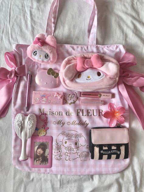 Inside Purse Aesthetic, My Melody Things, What Is In My Bag, What's In My Purse, School Bag Essentials, Kawaii Bag, Cute School Stationary, Charmmy Kitty, Inside My Bag