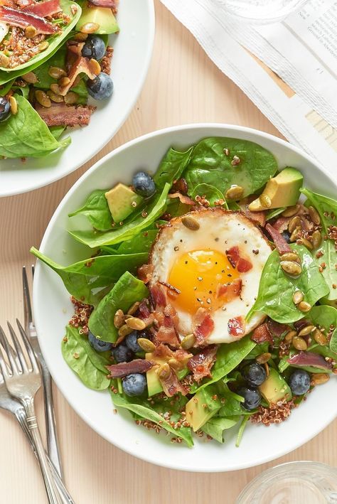 Recipe: Summer Breakfast Salad | Don't be surprised if this breakfast salad changes your life. Fresh ingredients like spinach, plump blueberries, and creamy avocado make you feel like you're starting the day off on the right foot, while protein-rich eggs, bacon, and quinoa will keep you going until lunch. Breakfast Salads, Avocado Recipes Breakfast, Veggie Frittata, Breakfast Salad, Summer Breakfast, Breakfast And Brunch, Avocado Breakfast, Egg Recipes For Breakfast, Low Carb Breakfast