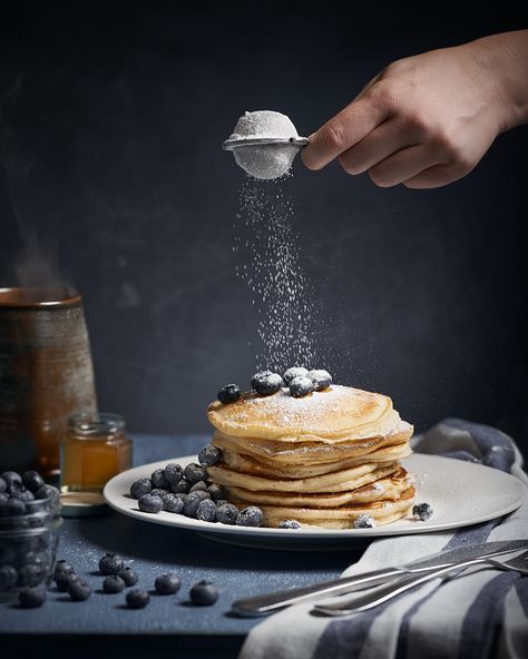 Raspberry Pancakes, Food Photography Dessert, Moody Food Photography, Dark Food Photography, American Pancakes, Tasty Pancakes, Think Food, Photographing Food, Beautiful Food