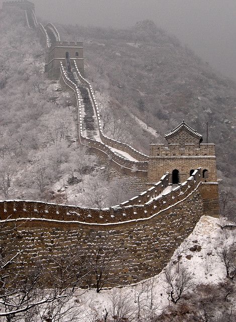 Snow in The Great Wall of China - this wall is beyond comprehension until you actually see it, then it's even more so. Climbing it has to take you back thousands of years and contemplate how in the world was this possible. Iron Widow, China Aesthetic, China Ancient, Ancient Places, Qin Dynasty, China Culture, China Map, Under The Dome, Gyeongju