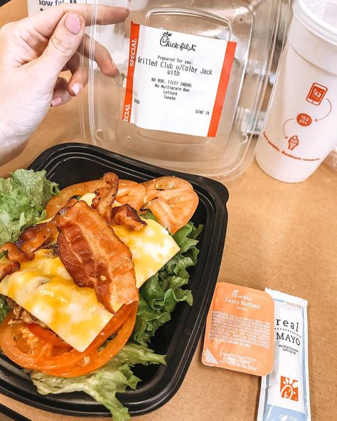 Keto Babe✌🏻Lindsey on Instagram: “The Lord’s calories always come through in a pinch 🙌🏻👼🏼 -—————— @chickfila  is my go to for a quick #ketofriendly fast food option ——————-…” Fast Food Keto, Cottage Cheese Dinner, Keto Fast Food Options, Keto Fast Food, Cheese Dinner, Zesty Sauce, Keto Fast, Food Keto, Food Options