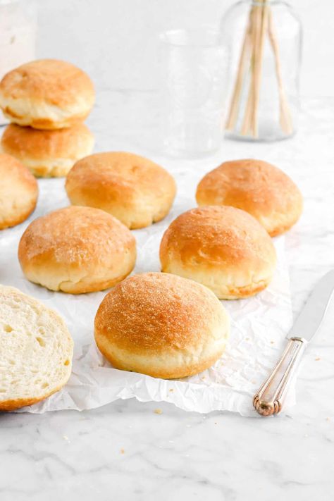 Light, fluffy, soft, and easy to make! These delicious Sourdough Hamburger Buns are truly the best part of any sandwich. Ready in just a few hours, require only simple ingredients, and definitely a crowd pleaser. There's no way to not love these amazing buns! Discard Hamburger Buns, Sourdough Discard Hamburger Buns, Sourdough Hamburger Buns, Recipe Using Sourdough Starter, Bakers Table, Sourdough Bread Starter, Sourdough Starter Discard Recipe, Sourdough Sandwich, Homemade Sourdough Bread