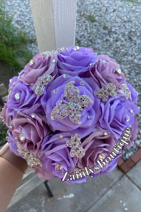 An elegant and beautiful bouquet! Customize bouquets are also available if needed. Different colors and brooches. 10inches in diameter You are welcome to message me and I will reply quick :) Hablo español 😊 Bouquets With Butterflies, Quince Purple Centerpieces, Purple Ramos For Quinceanera, Butterfly And Flower Quinceanera Theme, Purple Quinceanera Bouquet, Purple Quince Decor, Lilac Quinceanera Decorations, Quinceanera Flower Bouquet, Quince Purple