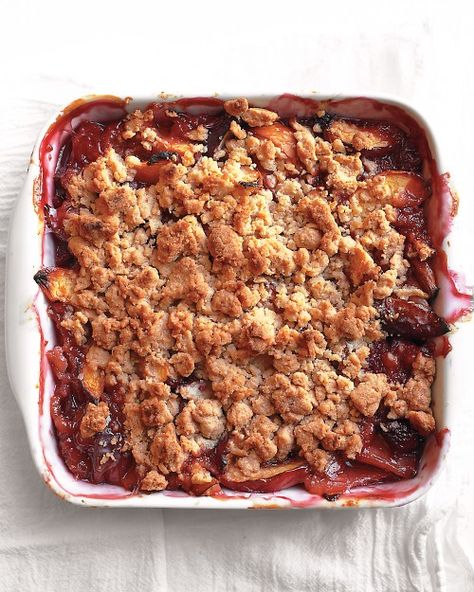 Peach Crumble - Martha Stewart Recipes from July/August 2012 Everyday Food.  Be sure to check out the link for more fruit options (such as blueberry, raspberry, apricot and rhubarb) Baked Dessert, Peach Crumble, Fruit Crumble, Martha Stewart Recipes, Dessert Aux Fruits, Crumble Recipe, Peach Recipe, Köstliche Desserts, Fruit Desserts