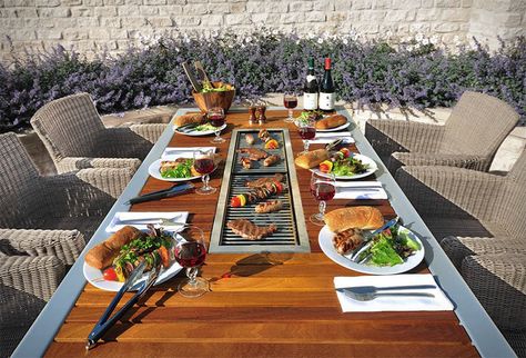 This outdoor table / grill combination makes summer bbqs an entertaining event. Backyard Bbq Table, Built In Bbq Grill, Barbacoa Jardin, Supraviețuire Camping, Taman Air, Outdoor Bbq Grill, Bbq Table, Grill Table, Built In Bbq