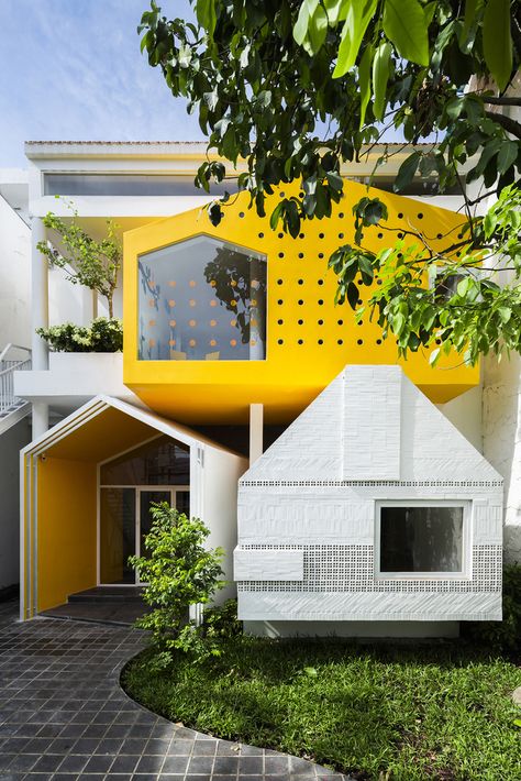 Gallery - Chuon Chuon Kim Kindergarten / KIENTRUC O - 1 Micro Creche, Campus Landscape, Kindergarten Pictures, Kindergarten Interior, Preschool Designs, مركز ثقافي, Random Designs, Kindergarten Design, Kindergarten Lesson Plans