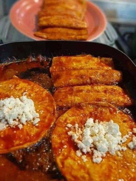 Enchiladas Rojas, Bien Tasty, Enchiladas Suizas, Mexican Crema, Red Enchiladas, Tamale Recipe, Fried Tortillas, Hispanic Food, Enchilada Recipes