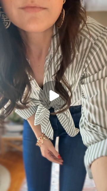 Julia Alexandra on Instagram: "The much requested bow hack for your button up tops. How you get that perfect knot that lays flat is actually...not to make a knot at all. 

Tuck the shirt tails through the bottom two buttons and pull through! It lays flat and you can adjust the waist as you please! 

For the links to the shirt / jeans / shapewear comment "hack" below!" How To Tie A Bottom Up Shirt, Shirt Hacks Button Up, How To Tie A Long Shirt, How To Tie A Flannel Shirt Knot, Tied Button Up Shirt Outfit, How To Button A Shirt Hack, Long Tops Designs For Jeans, Clothe Hack, Shirt Knot Hack