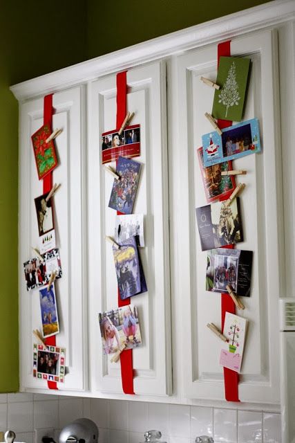 Holiday Decor Hacks, Hanging Christmas Cards, Holiday Card Display, Diy Kitchen Makeover Ideas, Christmas Card Display, Kitchen Diy Makeover, Simple Christmas Decor, Christmas Kitchen Decor, Card Display