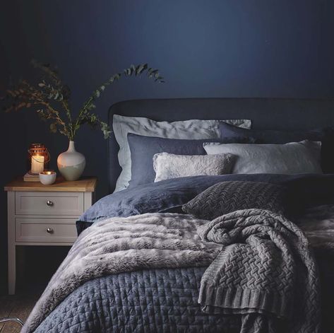 37 Ultra-cozy bedroom decorating ideas for winter warmth Bedroom Designs For Couples, Navy Blue Bedrooms, Blue Bedroom Design, Cozy Bedroom Design, Winter Bedroom, Blue Bedroom Decor, Bedroom Decor Cozy, Bilik Tidur, Hus Inspiration