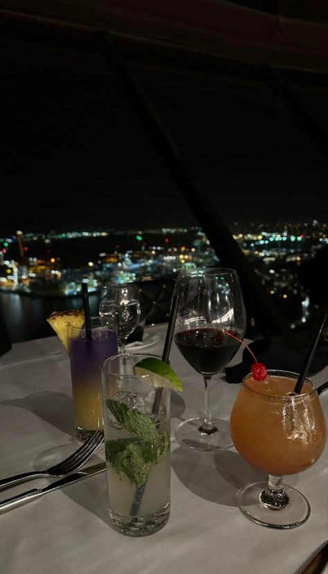 Drinks, good vibes, night sky, juice, pinterest photo, pinterest, blogger, instagram Alfonso Coke, Date Night Drinks, Drinks Restaurant, Dollars Money Wallpaper, Dinner Date Aesthetic, Nightlife Aesthetic, Drinks Juice, Liqueur Drinks, Drinks Aesthetic