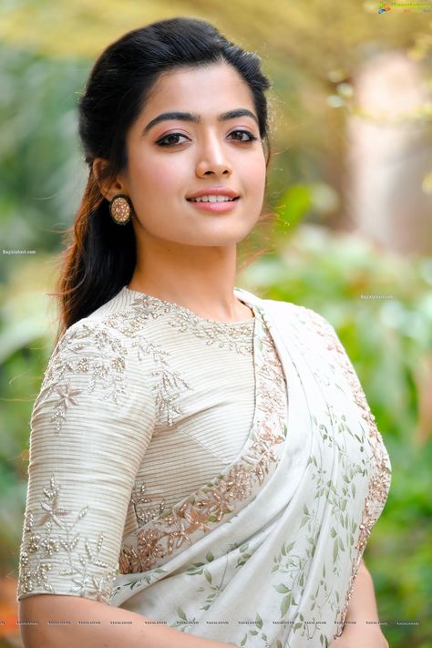 Rashmika Mandanna in Designer Saree Photo Shoot Stylish Actresses, Bridesmaid Saree, Rashmika Mandanna, Indian Photoshoot, Saree Photoshoot, Indian Woman, Beautiful Photoshoot, Priyanka Chopra, Beautiful Saree