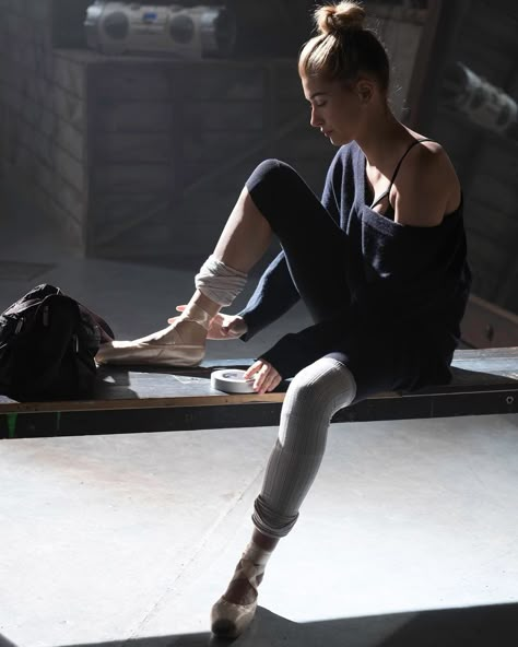 Hailey Baldwin Ballet, Dance Class Outfit, Ballet Inspired Fashion, Class Outfits, Dance Gear, Ballerina Outfit, Hailey Baldwin Style, Class Outfit, Ballerina Style