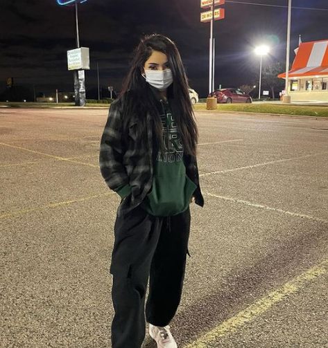 Flannel And Hoodie Outfit, Mode Grunge, Shotting Photo, Tomboy Style Outfits, Streetwear Fashion Women, Swaggy Outfits, Tomboy Fashion, Baddie Outfits Casual, Mode Streetwear