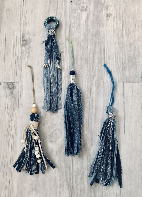 Denim Tassels Diy, Jeans Keychain, Denim Tassel, Purse Charms Diy, Upcycle Crafts, Hippie Crafts, Denim Earrings, Tassel Crafts, Denim Crafts Diy