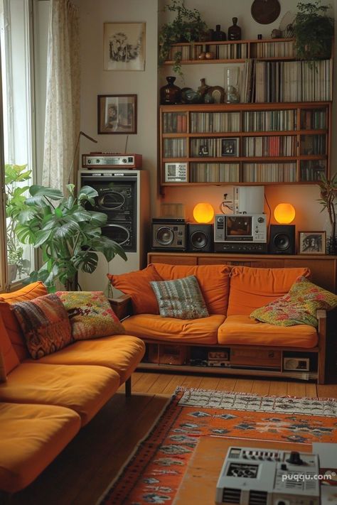 60 Room Aesthetic, 50s Aesthetic Interior Design, House Interior 70s, 70s Style Room Decor, Living Room Designs Retro, Orange Retro Living Room, Mod Room Ideas, Retro Style Apartment, 60s Apartment Decor