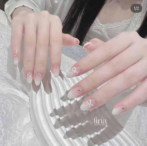 Korean White Nails Designs, White Nails With Designs 2024, Nail Tay Cute, Cream Nails Designs, Nails Tay, Nail Noel, Pearl Nail Art, Bridal Nails Designs, Art Deco Nails