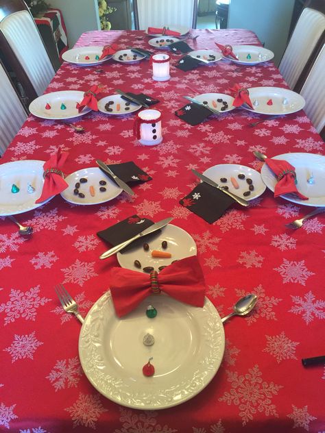 Snowman Place Setting Ideas, Snowman Plates Table Setting, Snowman Table Setting, Snowman Table Centerpieces, Snowman Table Decorations Centerpieces, Snowman Table Decorations, Snowman Tablescape, Retreat Decorations, Staff Christmas Party Ideas