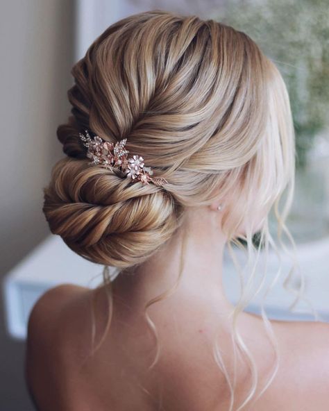 Wedding Updos For Medium Hair 2022 Guide: 30+ Best Looks Wedding Updos For Medium Hair, Bridesmaids Hairstyles, Hair 2022, Wedding Hair Up, Wedding Updos, Guest Hair, Up Dos For Prom, Vlasové Trendy, Bridal Hair Updo