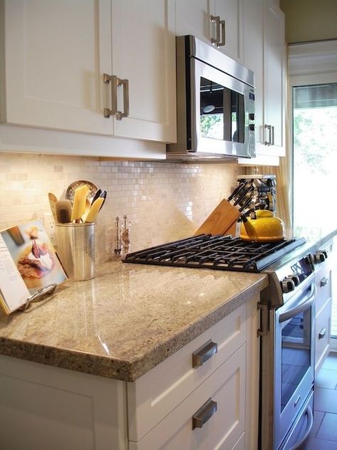 White Galley Kitchen, Kashmir White Granite, Cream Colored Kitchen Cabinets, White Granite Countertops, Kabinet Dapur, Herringbone Backsplash, Sleek Kitchen, Ideas Hogar, Granite Countertops Kitchen