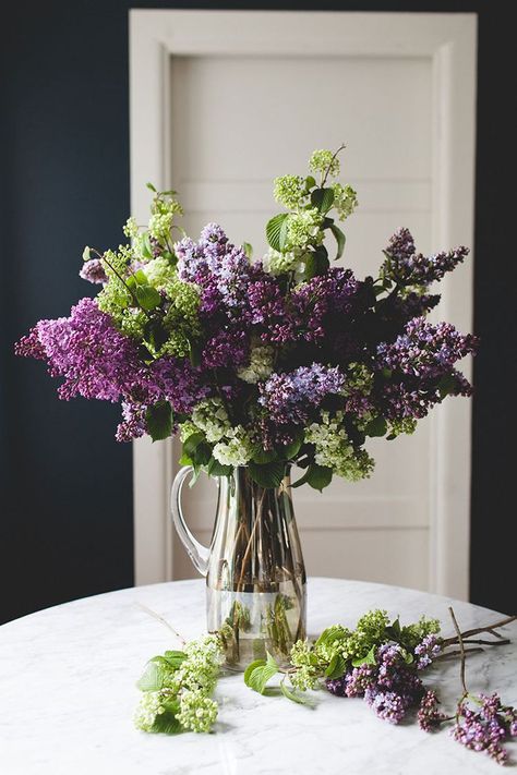 a simple, statement-making lilac bouquet or table centerpiece to celebrate spring. #DIY #flowerarrangement #lilac #springflowers #flowers Spring Flower Arrangements Centerpieces, Lilac Bouquet, Spring Flower Arrangements, Flower Arrangements Diy, Beautiful Flower Arrangements, Lilac Flowers, Deco Floral, Diy Bouquet, Flower Farm