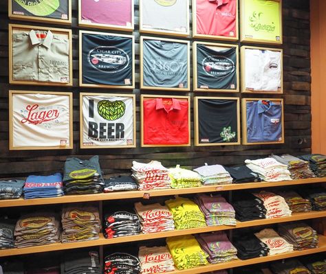 Tshirt Display Ideas Retail, Fabric Shop Display, Retail Display Shelves, Vendor Booth Display, Clothing Store Displays, Vendor Displays, Tshirt Display, Store Design Boutique, Shirt Display