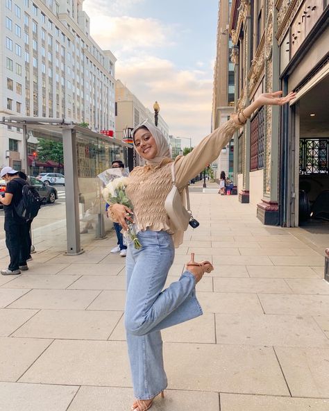 Cream And Jeans Outfits, Poses In Wide Leg Pants, Cream High Heels Outfit, Hijab Outfit With Jeans, Heels With Wide Leg Jeans, Muslim Jeans Outfits, Ootd Beige Hijab, Wide Leg Jeans Outfit Modest, Cream Top And Jeans Outfit