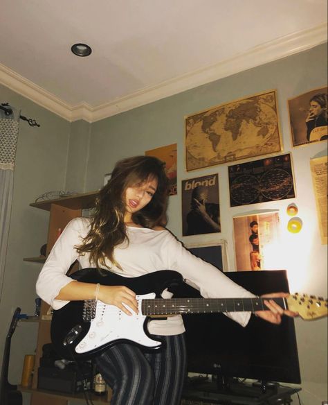 Pictures With Electric Guitar, Eletric Gutair Aesthetic Girl, Guitar Girlfriend Aesthetic, Tom Girl Aesthetic, Girl Playing Electric Guitar, Girl Electric Guitar, Female Guitarist Aesthetic, Guitar Girl Aesthetic, Guitar Outfit