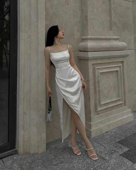 Satin Dresses Aesthetic, Elegant White Prom Dress, White Elegant Dress Classy, Pretty Dresses Casual Classy, White Gowns Elegant, Vestidos Elegantes Aesthetic, Long Satin Dress Outfit, White Fancy Dresses, Vestidos Aesthetic Elegantes