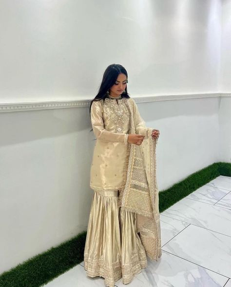 Heavy Garara Dress, Pakistani Garara Design, White Garara Dress, Nikkah Inspiration, Roka Outfits, White Gharara, Garara Dress, Prom Fits, Baat Pakki