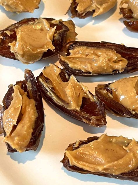 Enjoy a delicious and healthy snack with Peanut Butter Stuffed Dates. Quick to prepare, these sweet and salty treats are perfect for satisfying your cravings. Snack With Peanut Butter, Peanut Butter Stuffed Dates, Date Recipes Healthy, 1960s Food, Stuffed Dates, Salty Treats, Fruit Kabobs, Date Recipes, Post Workout Snacks