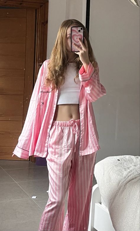 Cute Pyjamas Aestethic, Pink Pjamamas, Pink Pajamas Aesthetic, Aesthetic Pijamas, Baddie Pajamas, Pajama Aesthetic, Aesthetic Pjs, Room Baddie, Pijama Outfit