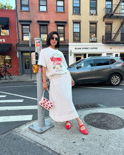 Sunny hunny 🍊🍹🌴. - Tshirt: @hm Skirt: @hm Shoes: @sam_edelman - #fashionstyle #moda #nycfashion #style #stylish #styleblogger #fashionblogger #fashioninspo Summer outfits • hm outfits • long skirt • Skirt And Tshirt Outfits Summer, Long Skirt And Tshirt Outfits, Skirt And Tshirt Outfits, Skirt And Tshirt, Outfits Long Skirt, Tshirt Outfit Summer, Adidas Aesthetic, Hm Shoes, Graphic Tshirt Outfit