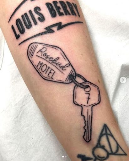 Motel Key Tattoo, Keychain Tattoo Designs, House Key Tattoo, Schitts Creek Tattoo, Keychain Tattoo, Keys Tattoo, Fandom Tattoos, Rosebud Motel, Chain Tattoo