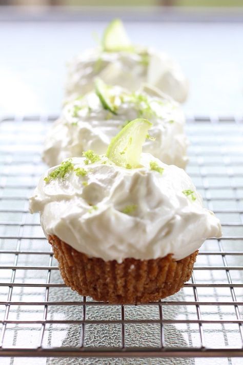 Mini No Bake Key Lime Pie - Let's make these! Key Lime Pie Desserts, Key Lime Pie Mini, Mini Key Lime Pie, Key Lime Pie Recipe No Bake, Dessert Tarts, No Bake Key Lime Pie, No Bake Key Lime, Key Lime Pies, Mini Key Lime Pies