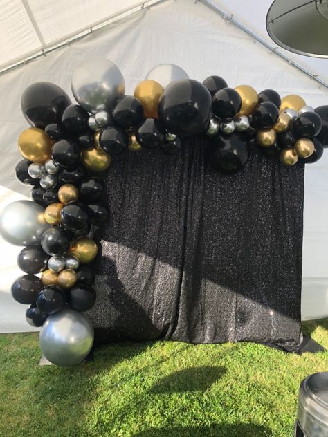 65th Birthday Backdrop Ideas, Black White Gold Backdrop, Gold And Black Backdrop Ideas, Black Backdrop With Balloons, Black Backdrop Ideas, Black And Gold Backdrop Ideas, Draped Backdrop, Birthday Bg, Debut Decorations