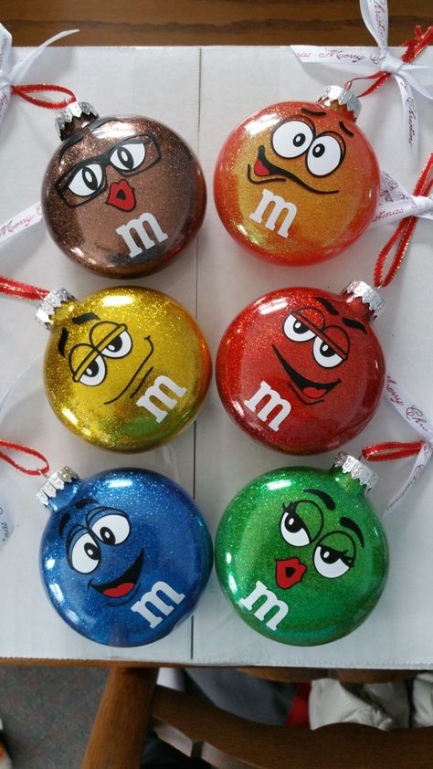 M&M Christmas glitter ornaments. Vinyl Christmas Ornaments, Christmas Glitter Ornaments, Easy Diy Christmas Ornaments, Clear Christmas Ornaments, Cricut Christmas Ideas, Idee Cricut, Diy Christmas Ornaments Easy, Holiday Crafts Christmas, Easy Christmas Diy