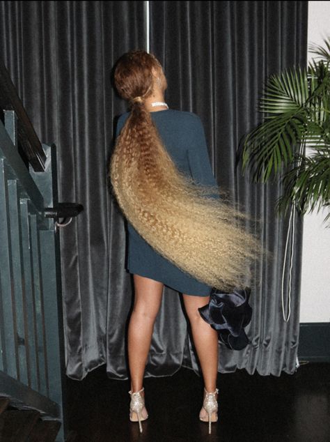 And her emerald Alexandre Vauthier dress looked flawless. Beyonce Ponytail, Crimping Hair, Serena Williams Wedding, Epic Hair, Beyonce Knowles Carter, Guest Hair, Crimped Hair, Beyoncé Giselle Knowles-carter, Beyoncé Giselle Knowles