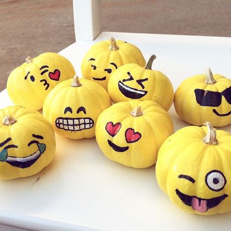 This is a cool project that is incredibly easy to make, even for kids.. Papers with the chosen emojis on them.. Pumpkin emoji is used for halloween text messages.. Diy emoji pumpkins step 1:You can look new details of Pumpkin Painting Emoji by click this link : view details Emoji Pumpkin, Emoji Decorations, Pumpkin Emoji, Emoji Diy, Pumpkin Painting Party, Creative Pumpkin Painting, Emoji Birthday Party, Pumpkin Decorating Contest, No Carve Pumpkin Decorating