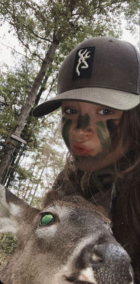 Hunting Instagram Pictures, Hunter Girl Aesthetic, Hunting Asthetic Picture, Women Hunting Outfit, Hunting Aesthetic Girl, Hunting Hairstyles, Woman Hunting, Hunting Aesthetic, Girls Hunting