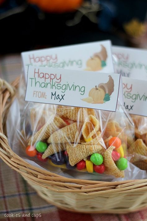 Bugle Cornucopias and a Thanksgiving Printable - Bugles and runts (gonna have to do this for the kids classes at church) Thanksgiving Fruit, Thanksgiving Snacks, Buffet Party, Free Thanksgiving Printables, Thanksgiving Favors, Thanksgiving Treats, Snack Board, School Treats, Free Thanksgiving