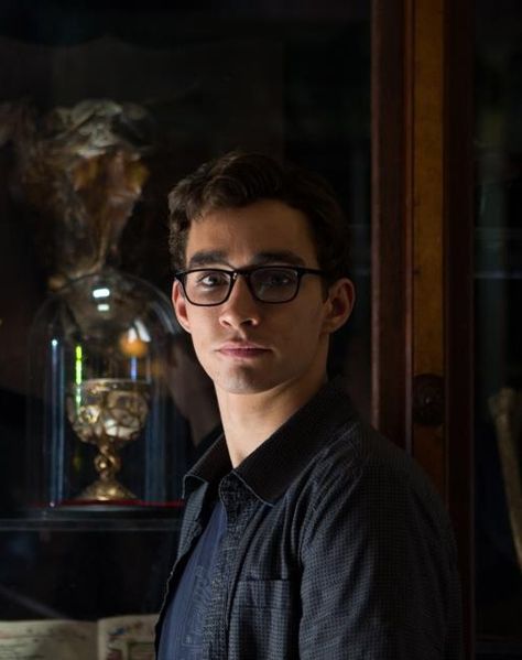 Simon Lewis as played by Robert Sheehan in The Mortal Instruments: City of Bones Superboy Young Justice, Mortal Instruments Movie, Shadowhunter Academy, Simon Lewis, Clary And Jace, Cassie Clare, Movie Artwork, Cassandra Clare Books, Robert Sheehan