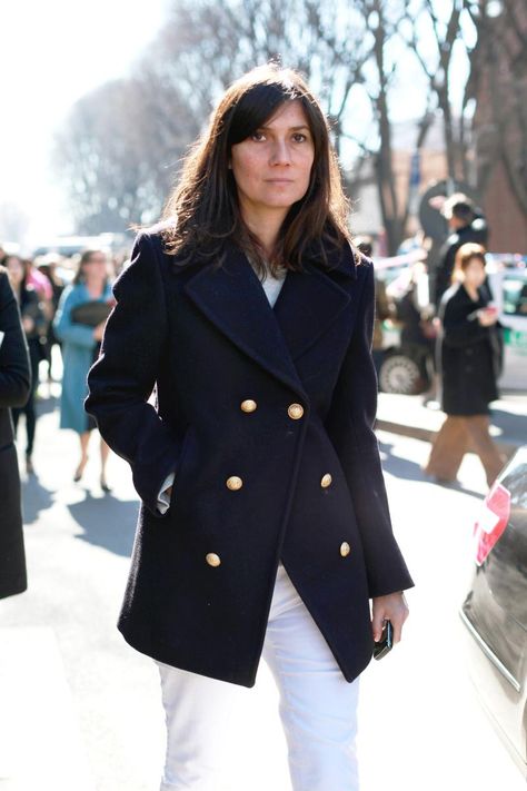 I love the simplicity of Emmanuelle Alt's style. Both masculine and feminine at the same time. Lots of classic with lots of modern. Parisisk Chic, Emmanuelle Alt Style, Stile Casual Chic, Denim Street Style, Emmanuelle Alt, Paris Mode, Mode Jeans, Moda Chic, Spring Fashion Outfits