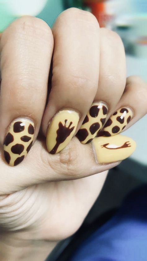 Giraffe Nails, Nail Art Motif, Safari Nails, Painted Giraffe, Giraffe Spots, Animal Nail Designs, Yellow Nail Art, Aurora Nails, Animal Nail Art