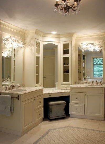 His and hers bath with vanity area in the middle.  Love it.  http://thegardeningcook.com/best-home-decor-ideas/ Drømme Bad, 2024 Bathroom, Corner Bathroom Vanity, Corner Bathroom, Corner Vanity, His And Hers Sinks, Bilik Air, Double Sinks, Large Bathroom