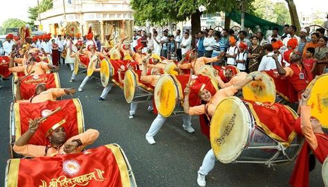 dhol tasha group at ganapati visarjan ....girls beating dhols along with boys... Maharashtra Dhol Tasha, Dhol Pathak Photography, Dhol Tasha Photography, Dhol Tasha Pathak, Ganapati Visarjan, Dhol Tasha, Maharashtrian Culture, Ganpati Visarjan, Photography Reference