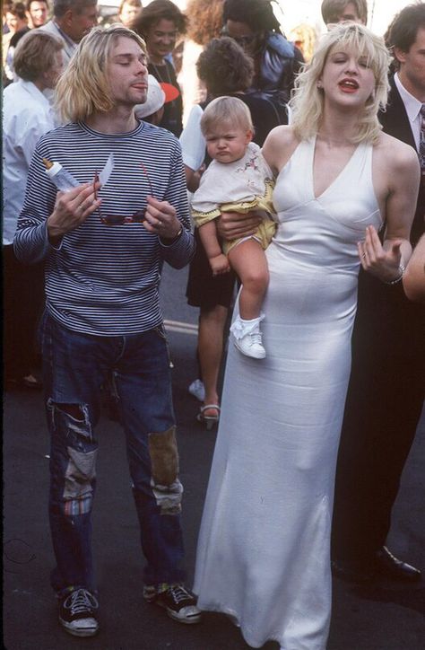 Kurt Cobain and Courtney Love with their daughter Frances Bean at the 1993 MTV Video Music Awards Kurt Cobain Mtv Awards 1993, Courtney Love 90s, Curco Vein, Unusual People, Courtney Love Hole, Kurt And Courtney, Frances Bean Cobain, Donald Cobain, Nirvana Band